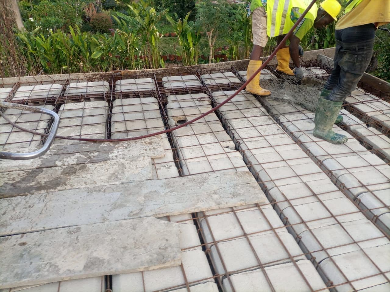 Watering and cleaning of the mesh table before slab pouring at the DST