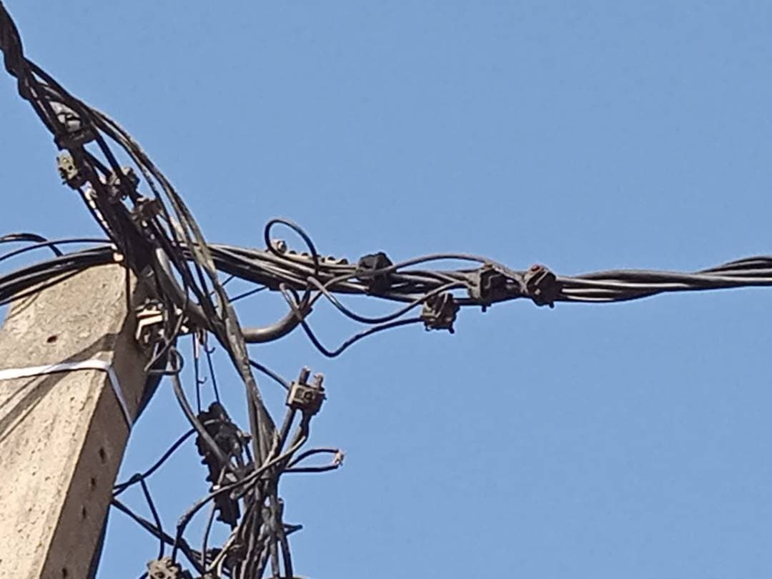 Raccordements de câbles non conformes sur poteau