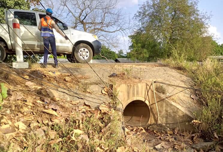 Passage des câbles du réseau sous le ponton sans respect des normes